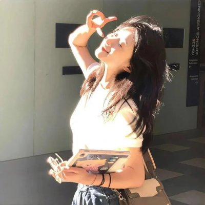 出墙红杏两家春